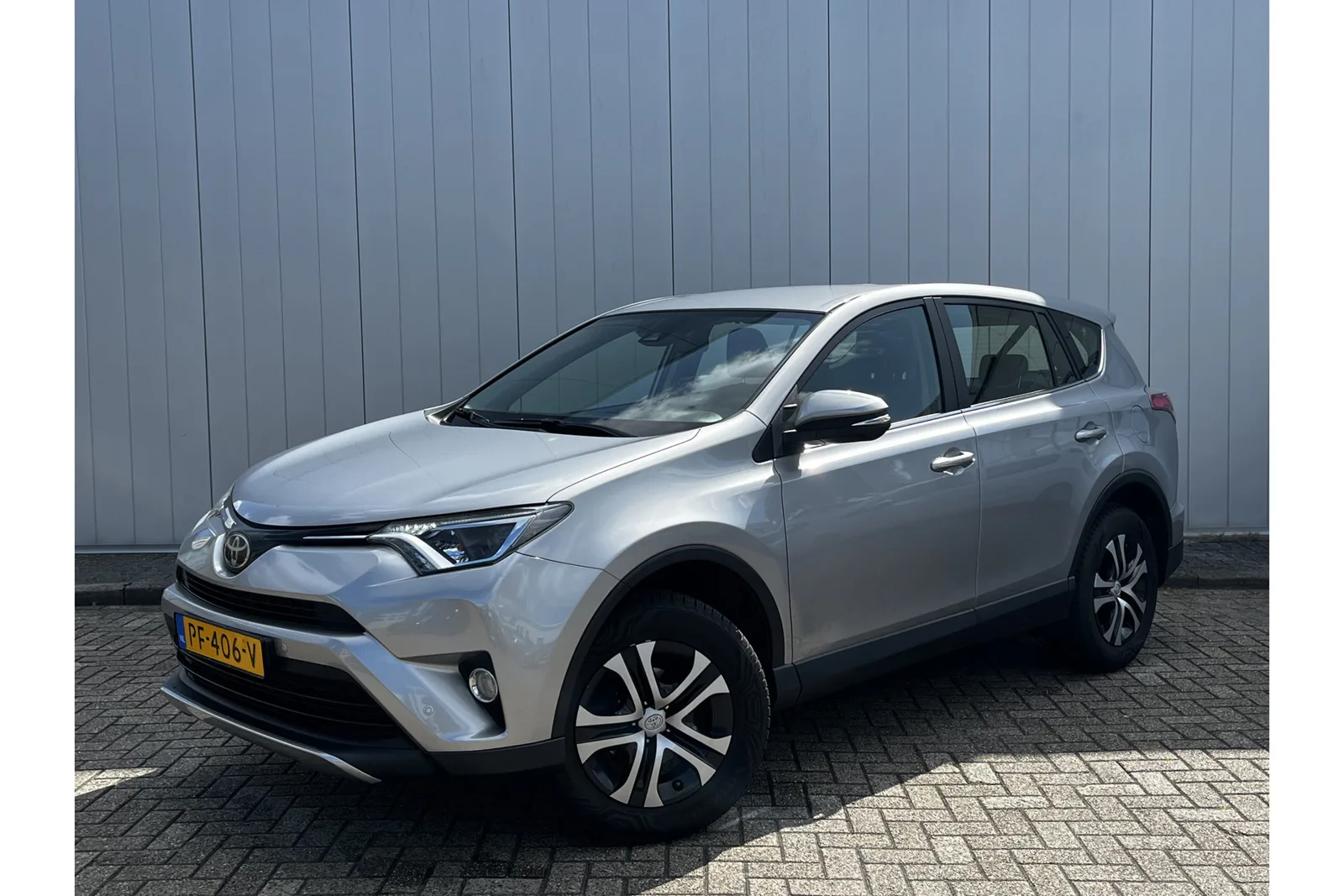 Toyota RAV4 (2017) — foto 1