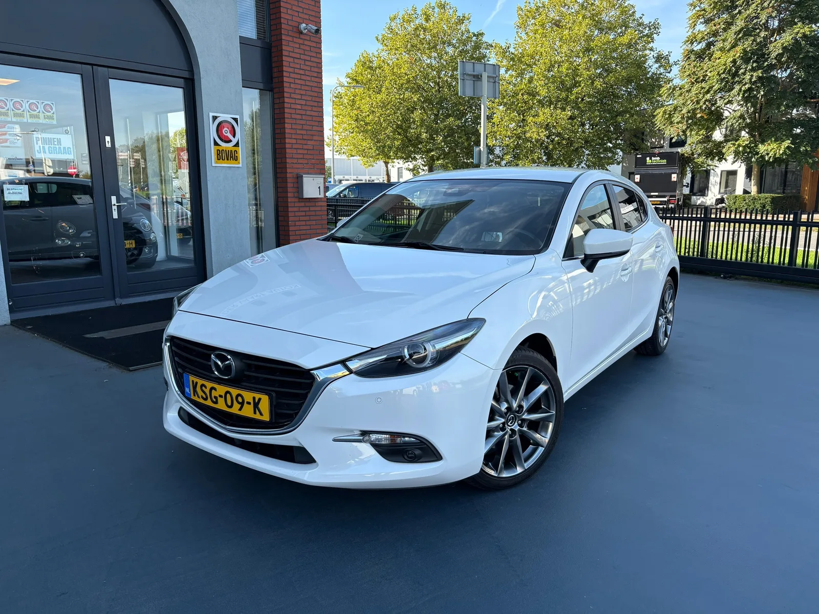 Mazda 3 (2017) — foto 1