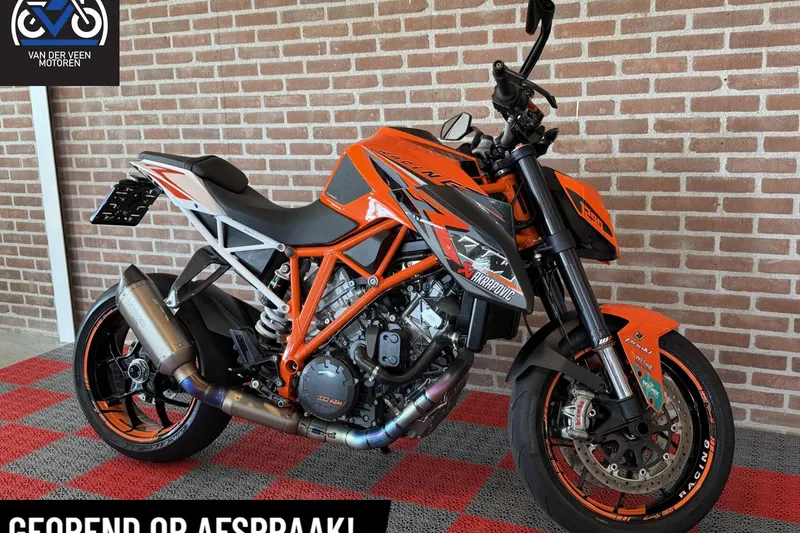 KTM 1290 SuperDuke R (2015)