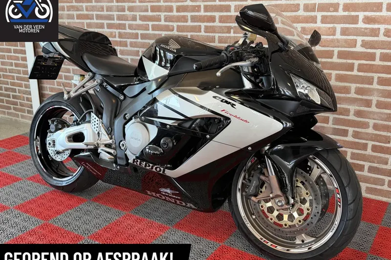 Honda CBR 1000 RR Fireblade (2004)
