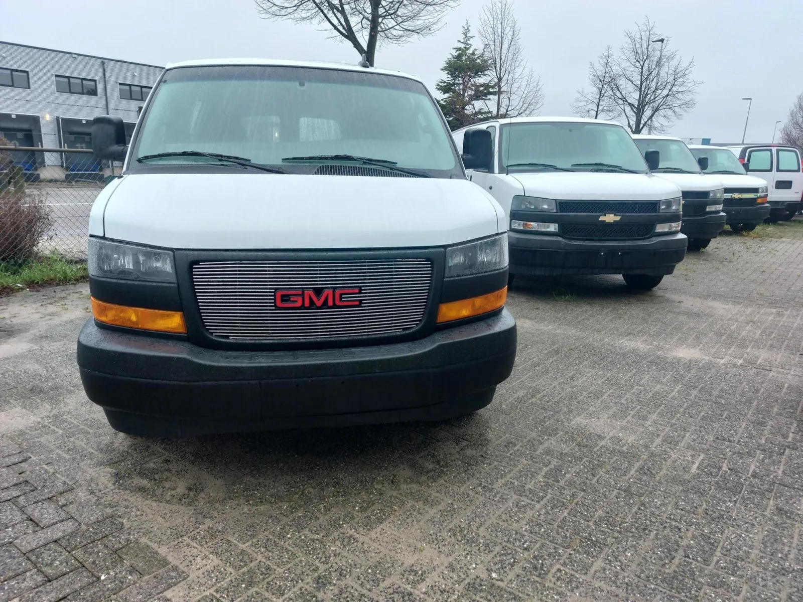 Chevrolet Chevy Van (2016) — foto 1