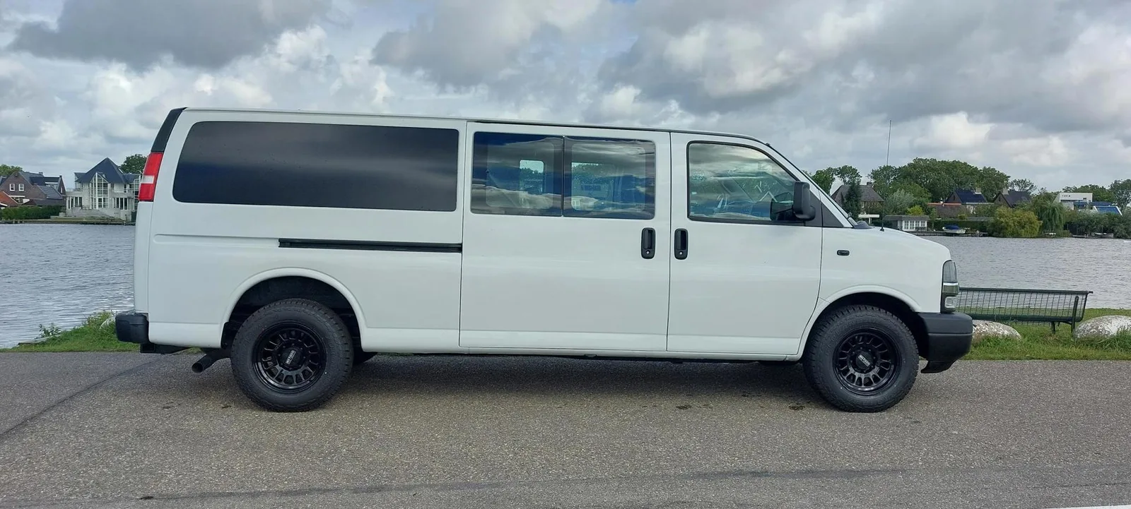 Chevrolet Chevy Van (2016) — foto 1