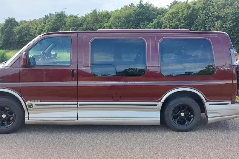 Chevrolet Chevy Van (2010)