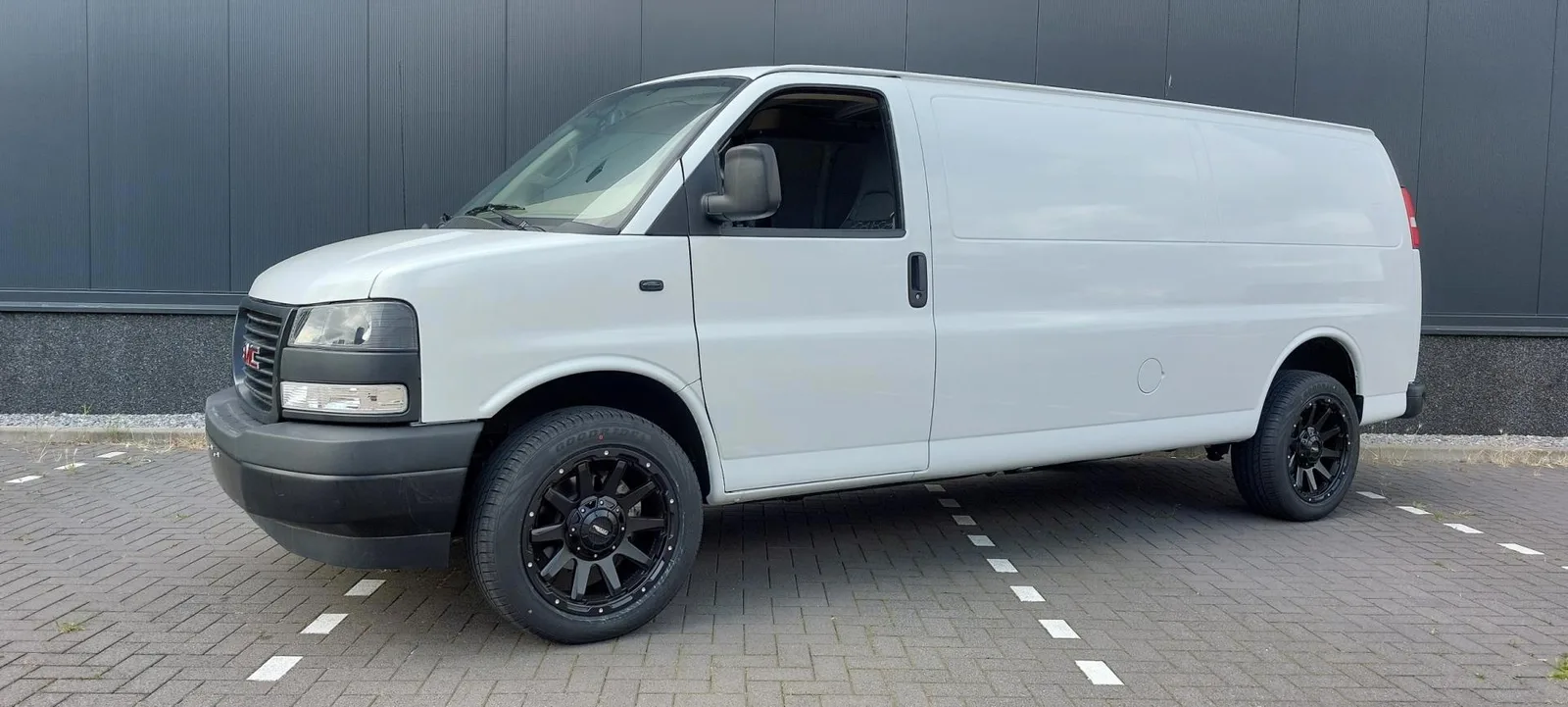 Chevrolet Chevy Van (2023) — foto 1