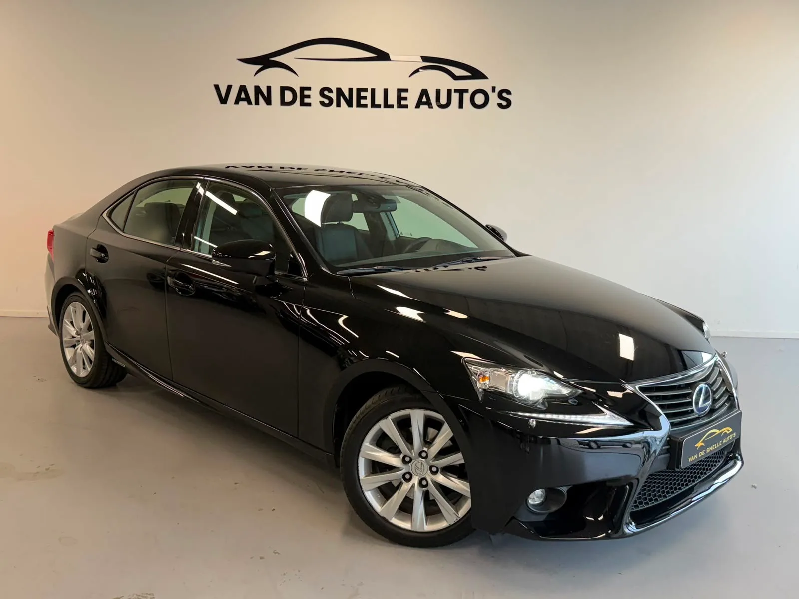 Lexus IS (2015) — foto 1