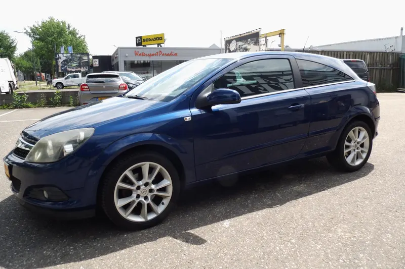 Opel Astra GTC (2009)