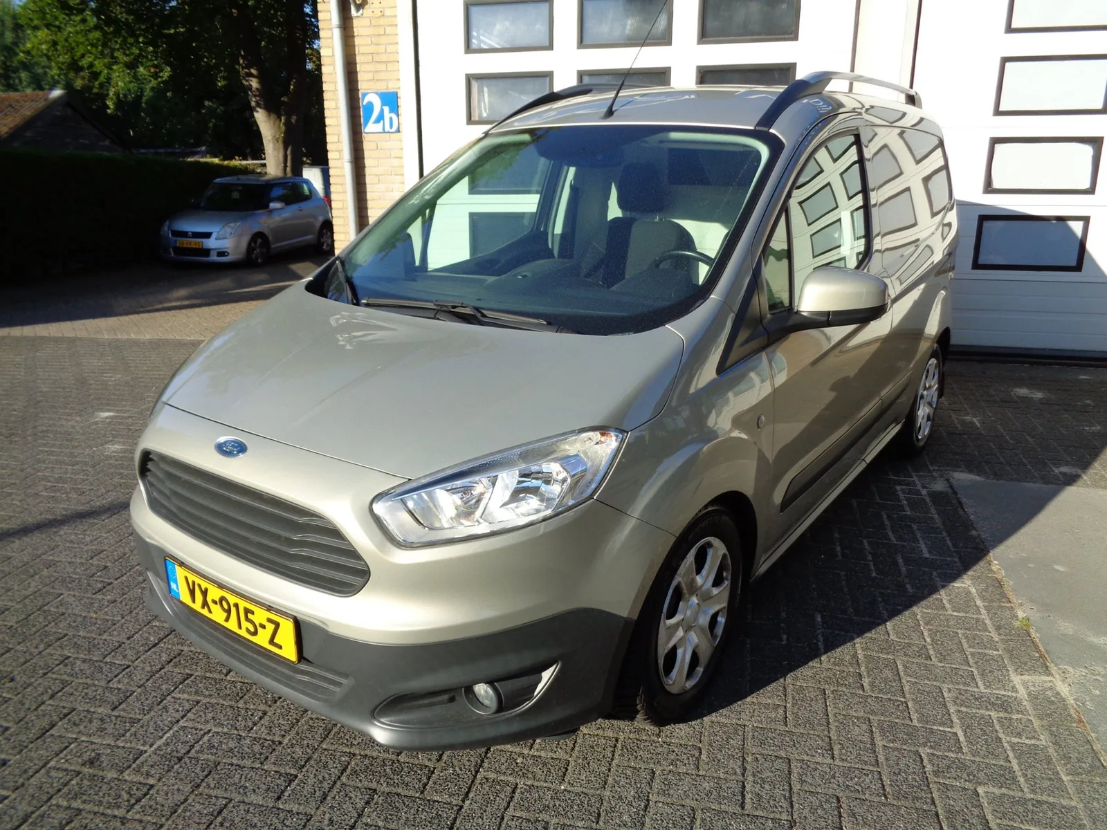 Ford Transit Courier (2016) — foto 1