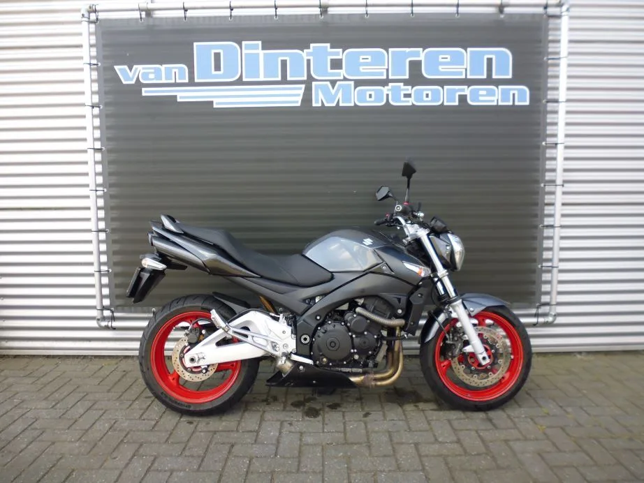 Suzuki GSR600 (2009) — foto 1