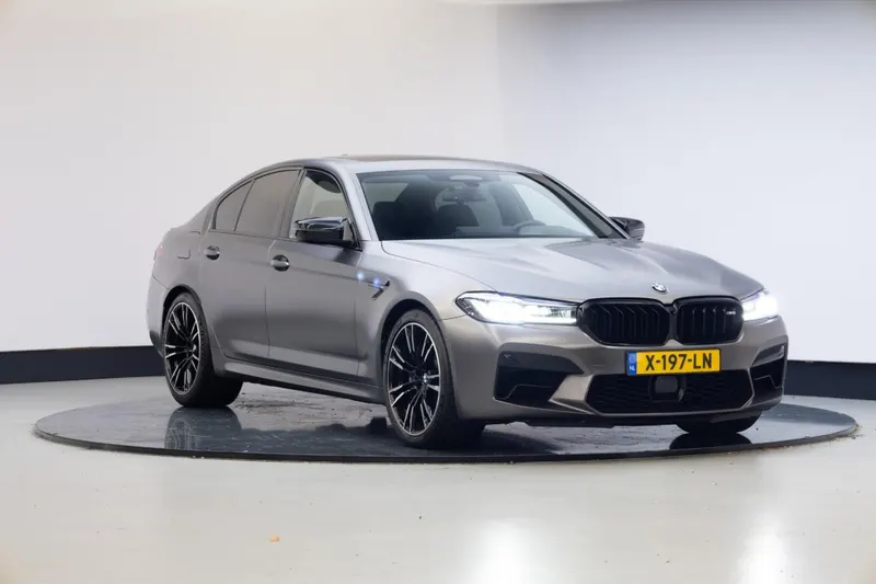 BMW M5 (2022)