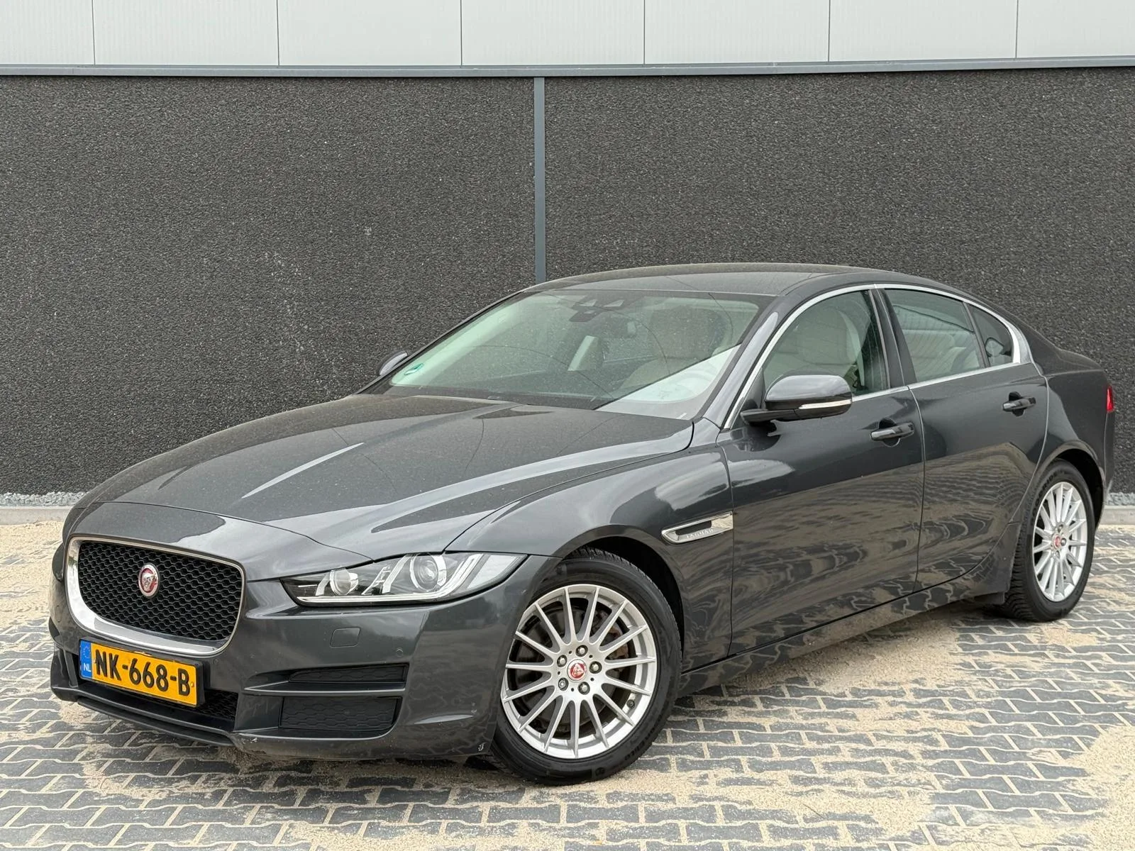Jaguar XE (2017) — foto 1