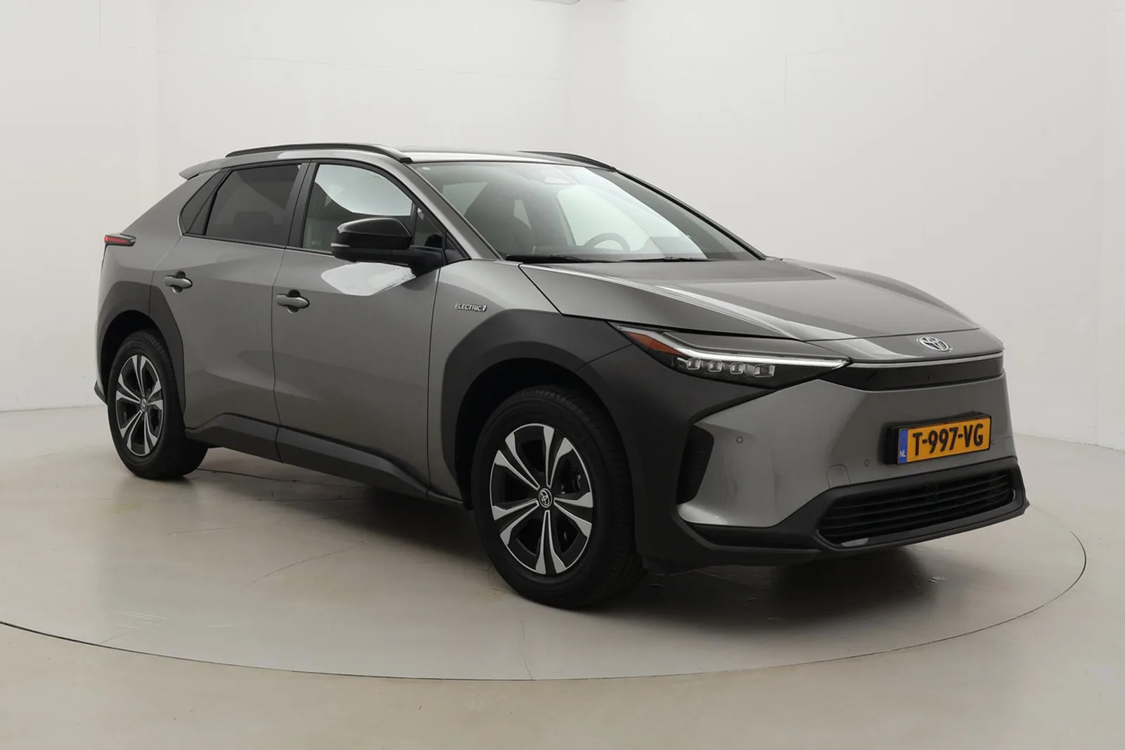 Toyota bZ4X (2023) — foto 1