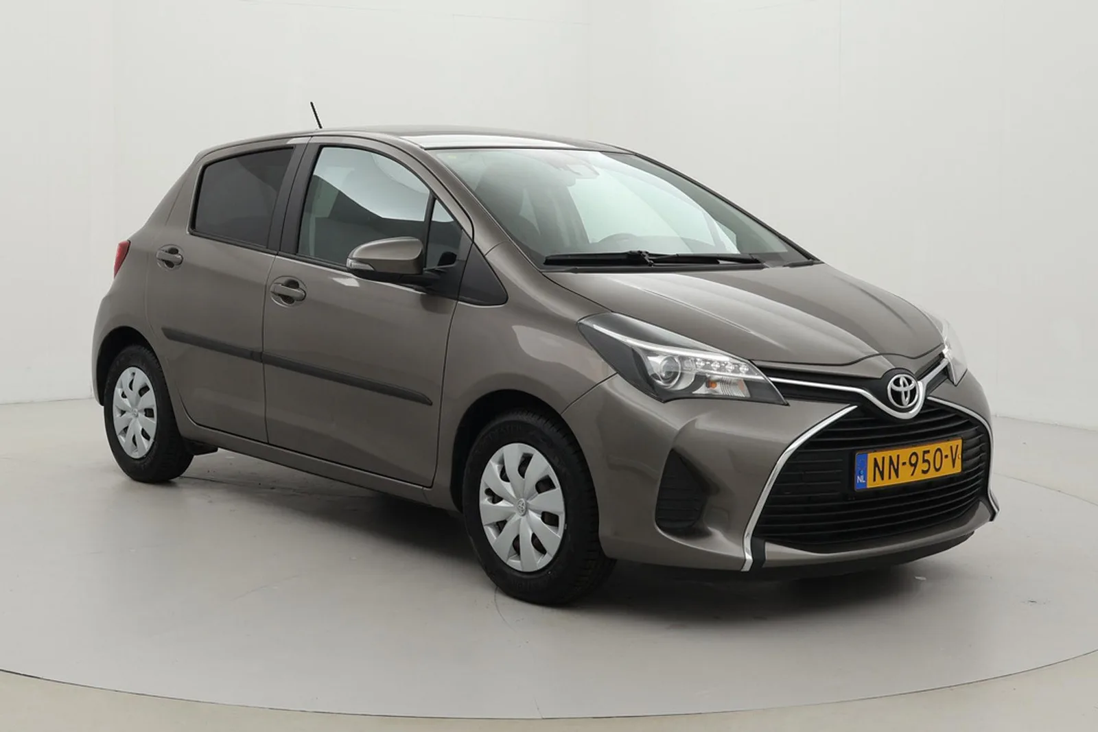 Toyota Yaris (2017) — foto 1
