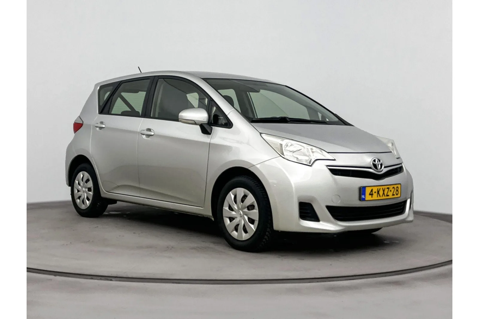 Toyota Verso-S (2013) — foto 1