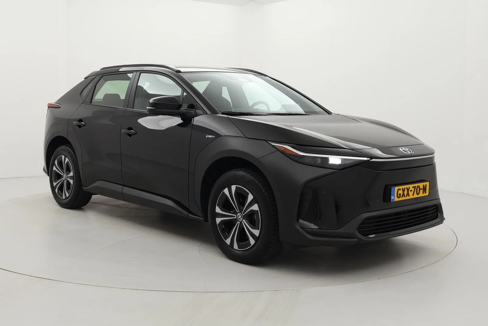 Toyota bZ4X (2024) — foto 1