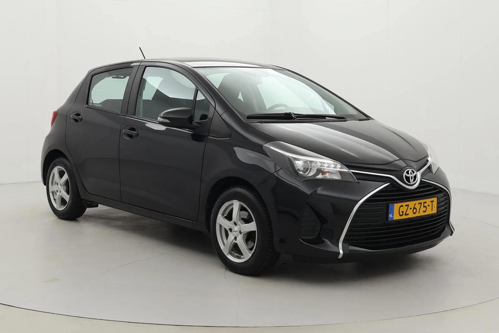 Toyota Yaris (2015) — foto 1