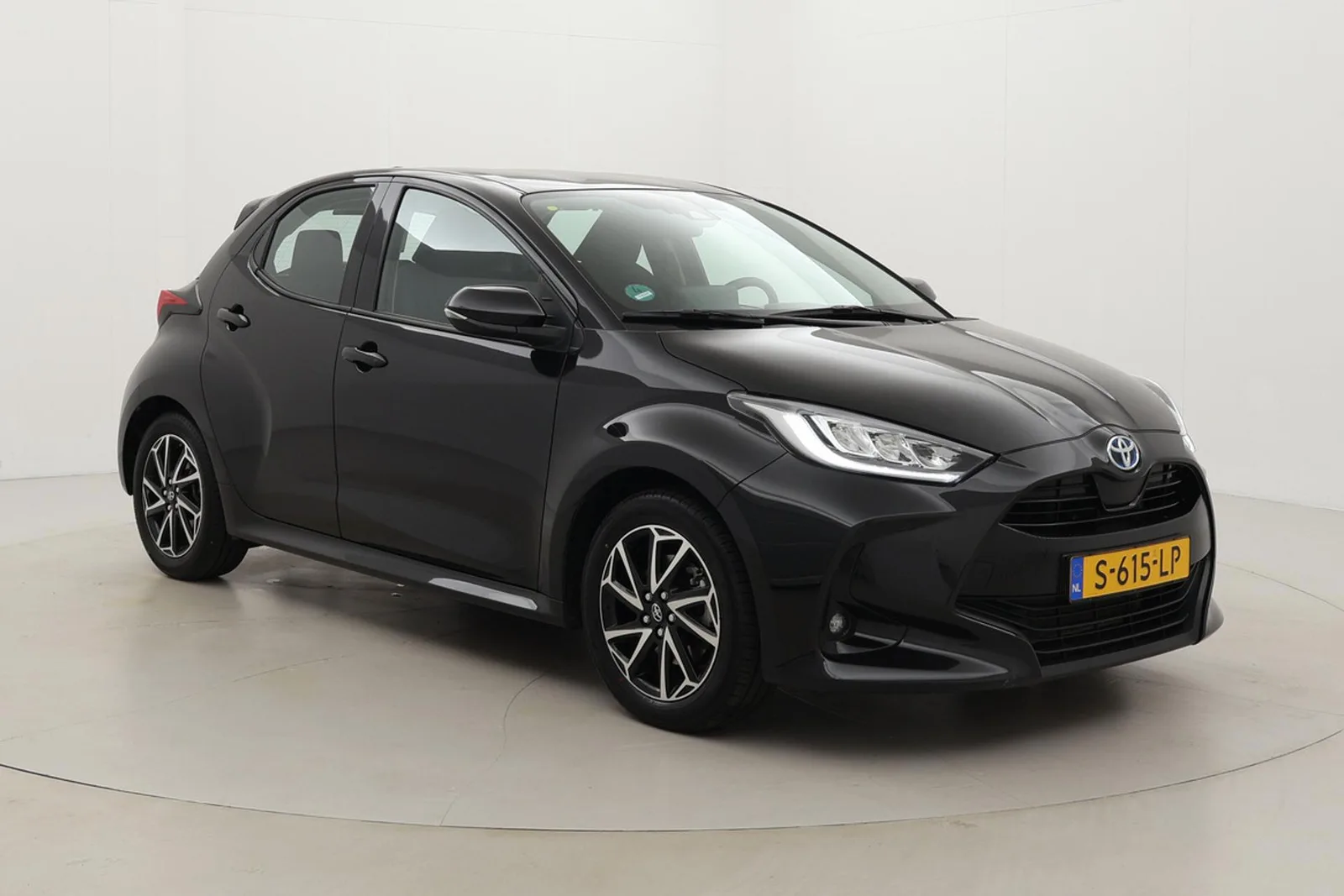 Toyota Yaris (2023) — foto 1