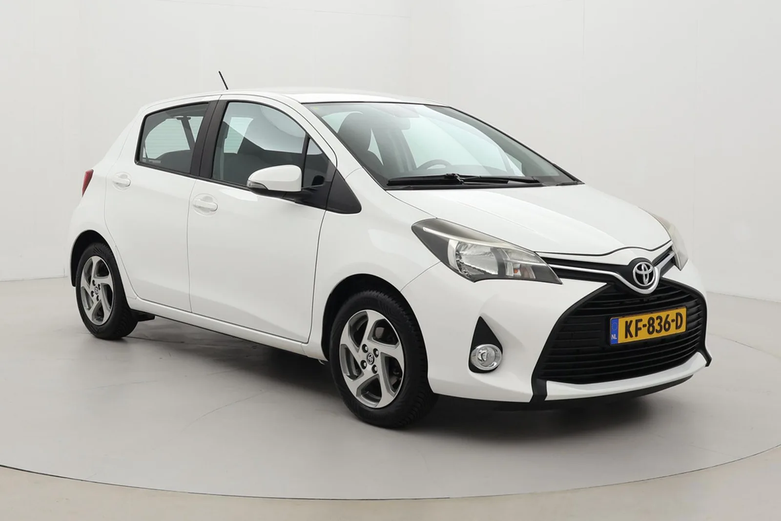Toyota Yaris (2015) — foto 1