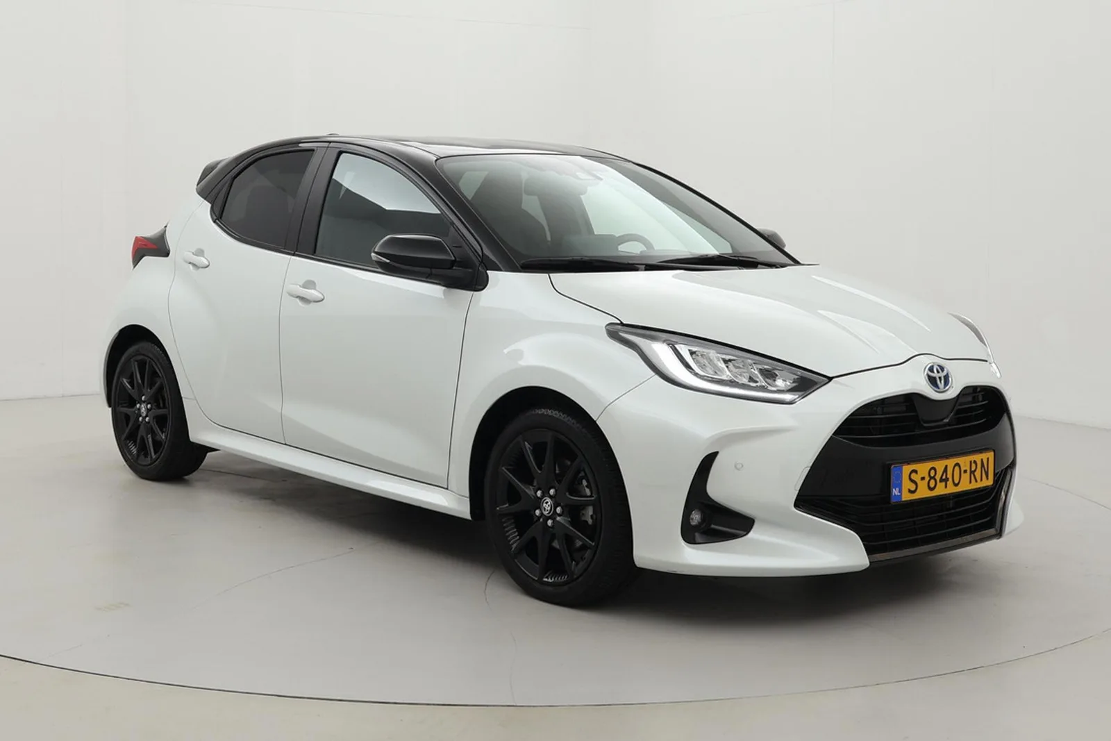 Toyota Yaris (2023) — foto 1