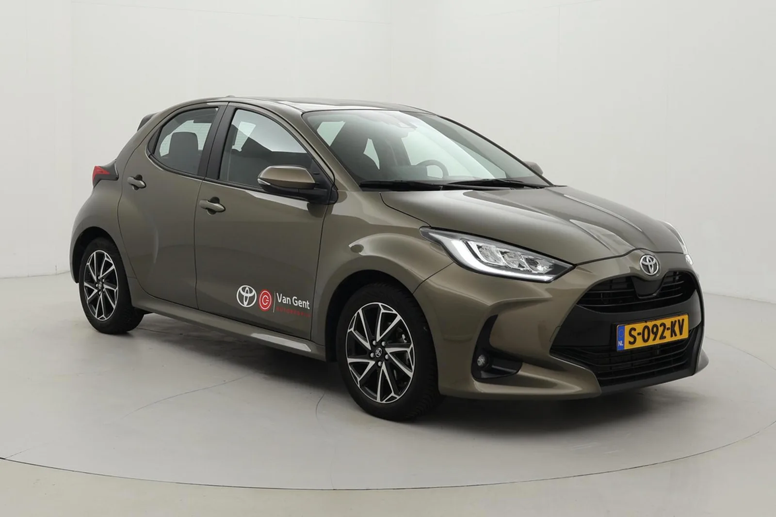 Toyota Yaris (2023) — foto 1