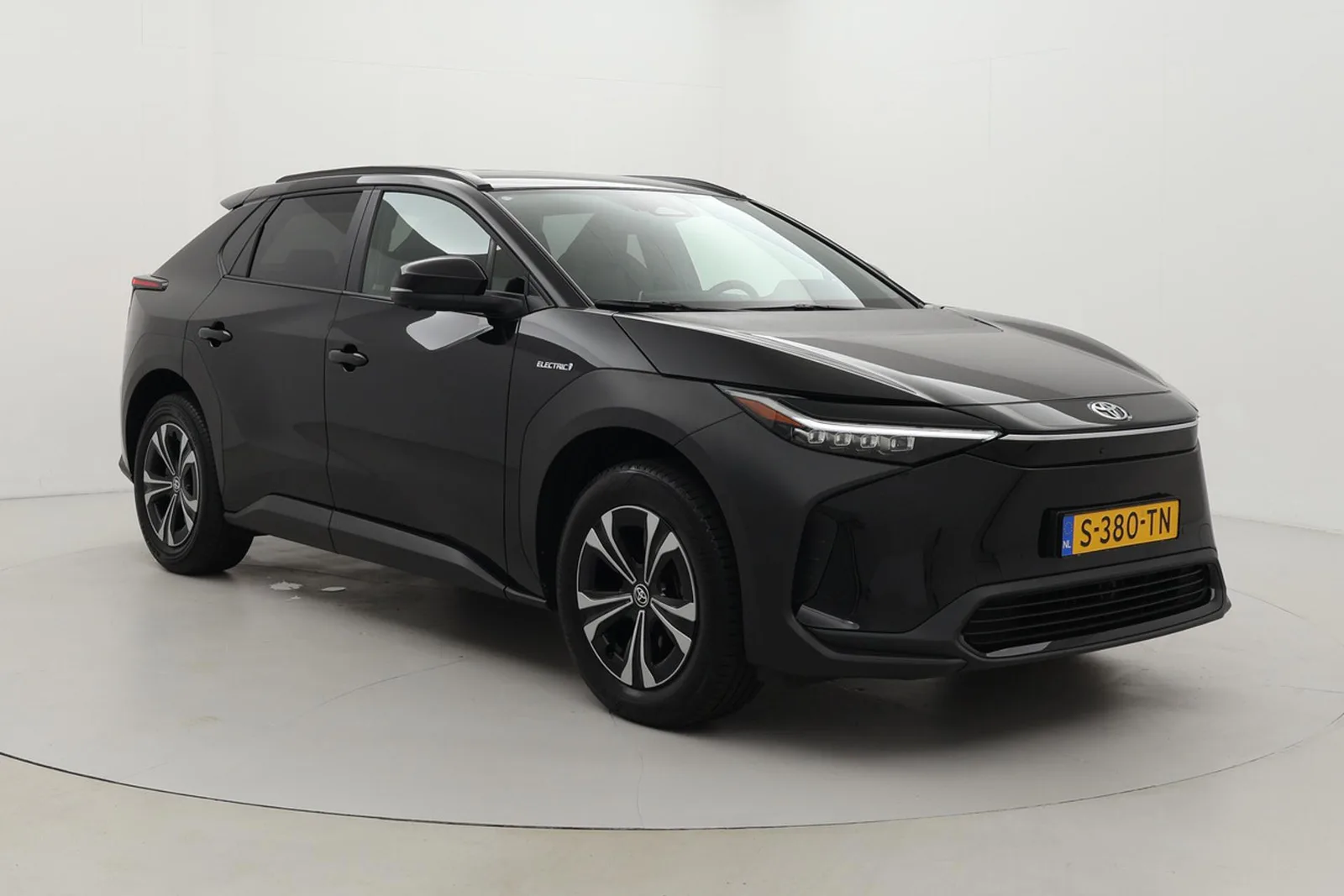 Toyota bZ4X (2023) — foto 1