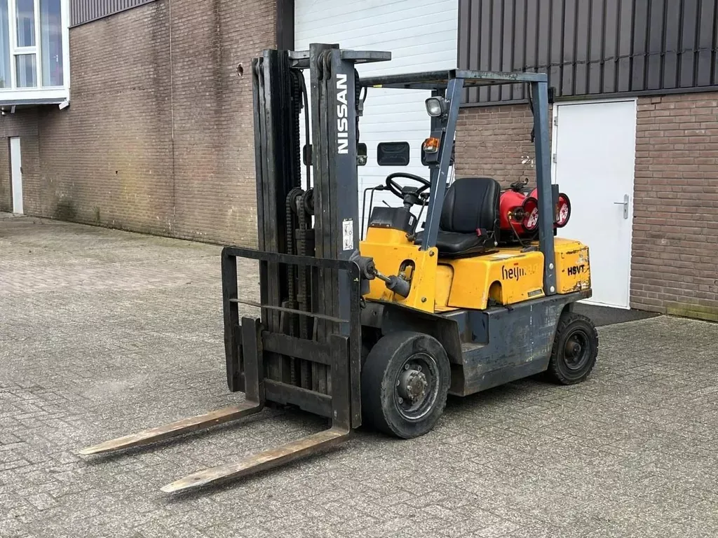 Nissan PJ02 Triplo mast / Freelift / Hefhoogte 470cm / 2 Ton / LPG / Goede staat (1998) — foto 1