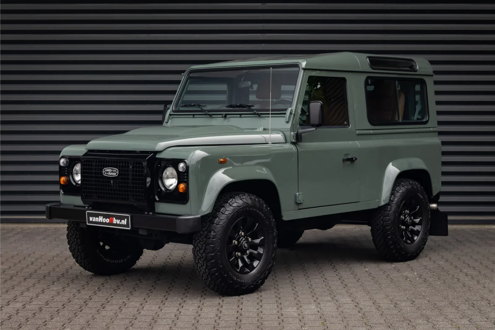Land Rover Defender (2010) — foto 1