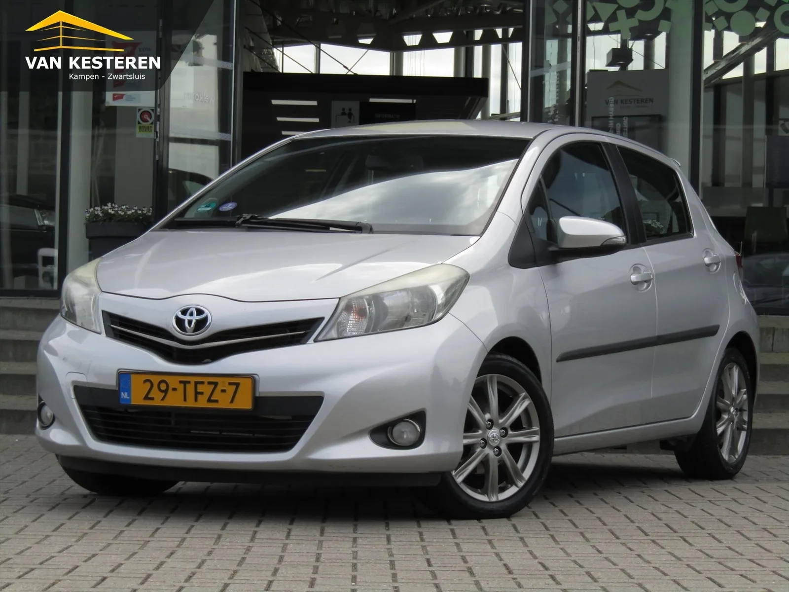 Toyota Yaris (2012) — foto 1
