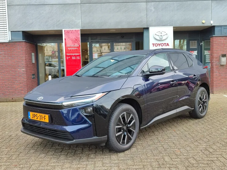 Toyota bZ4X (2026) — foto 1