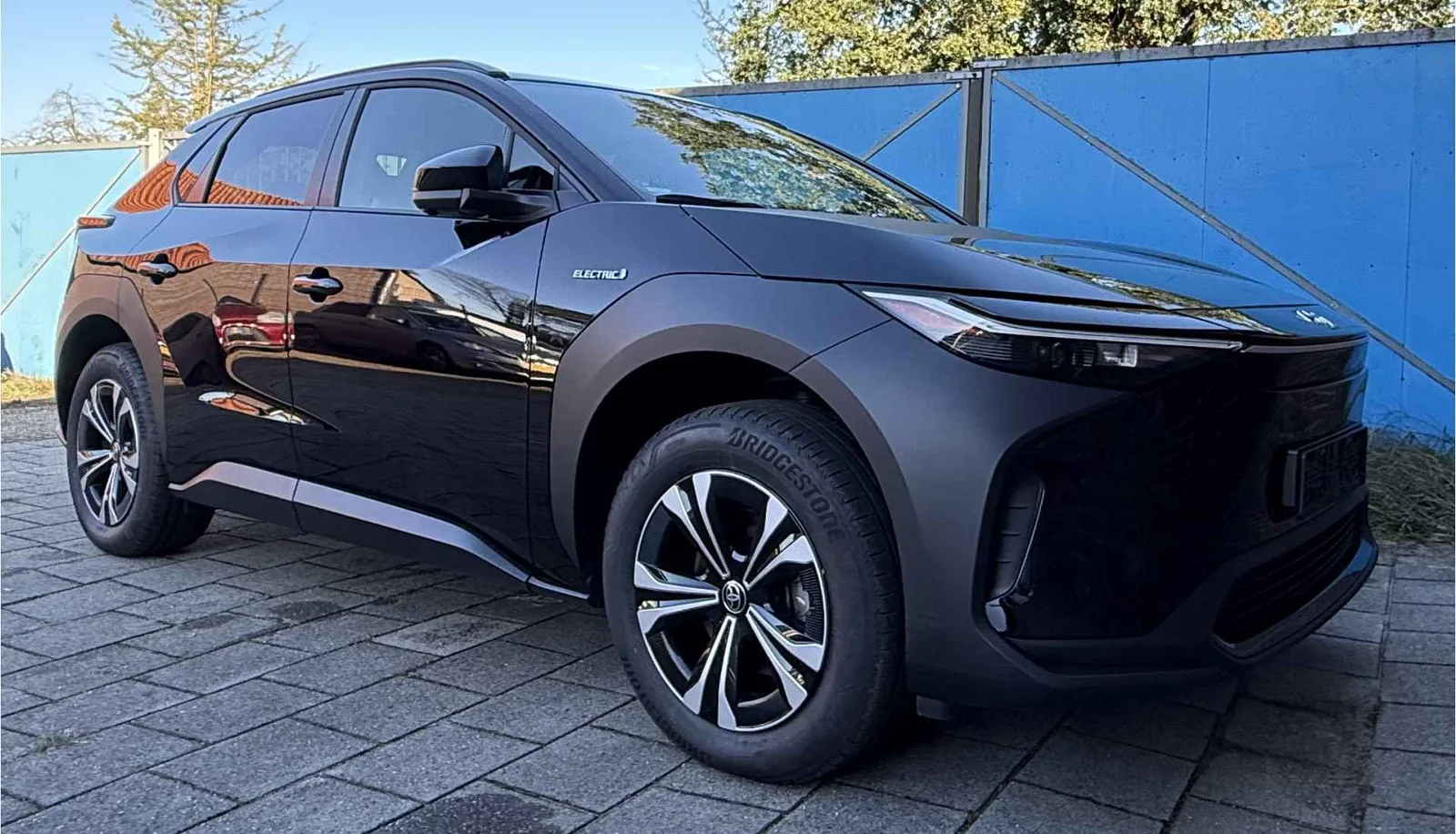 Toyota bZ4X (2023) — foto 1