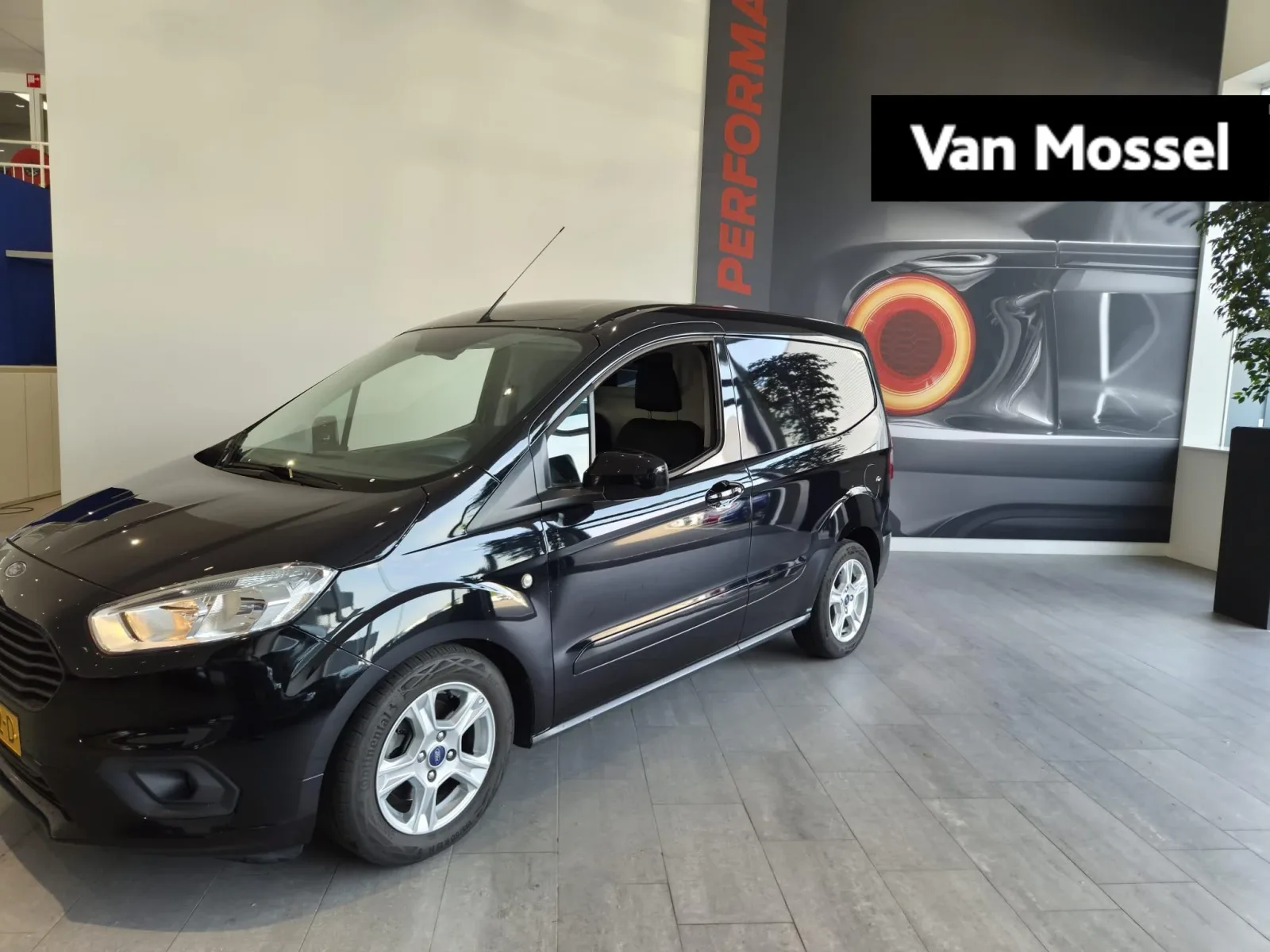 Ford Transit Courier (2023) — foto 1