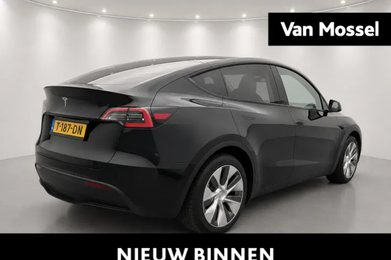 Tesla Model Y (2023)