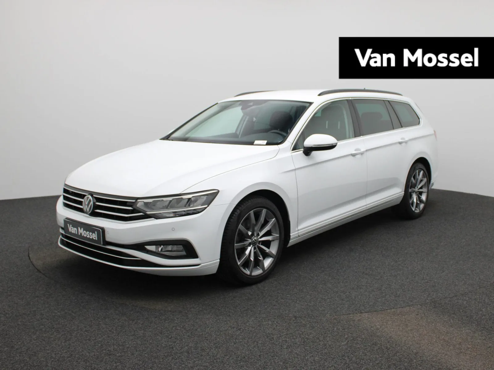 Volkswagen Passat (2022) — foto 1