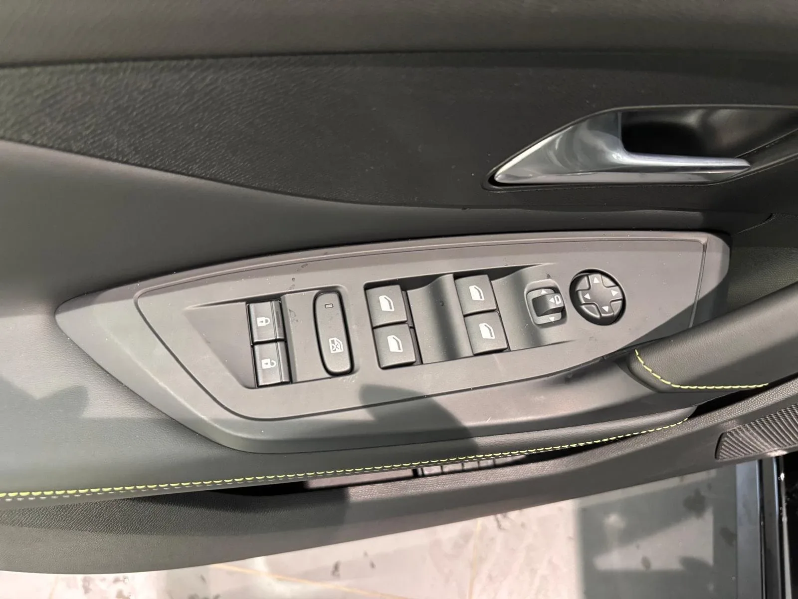 Peugeot e-308 (2025) — foto 1