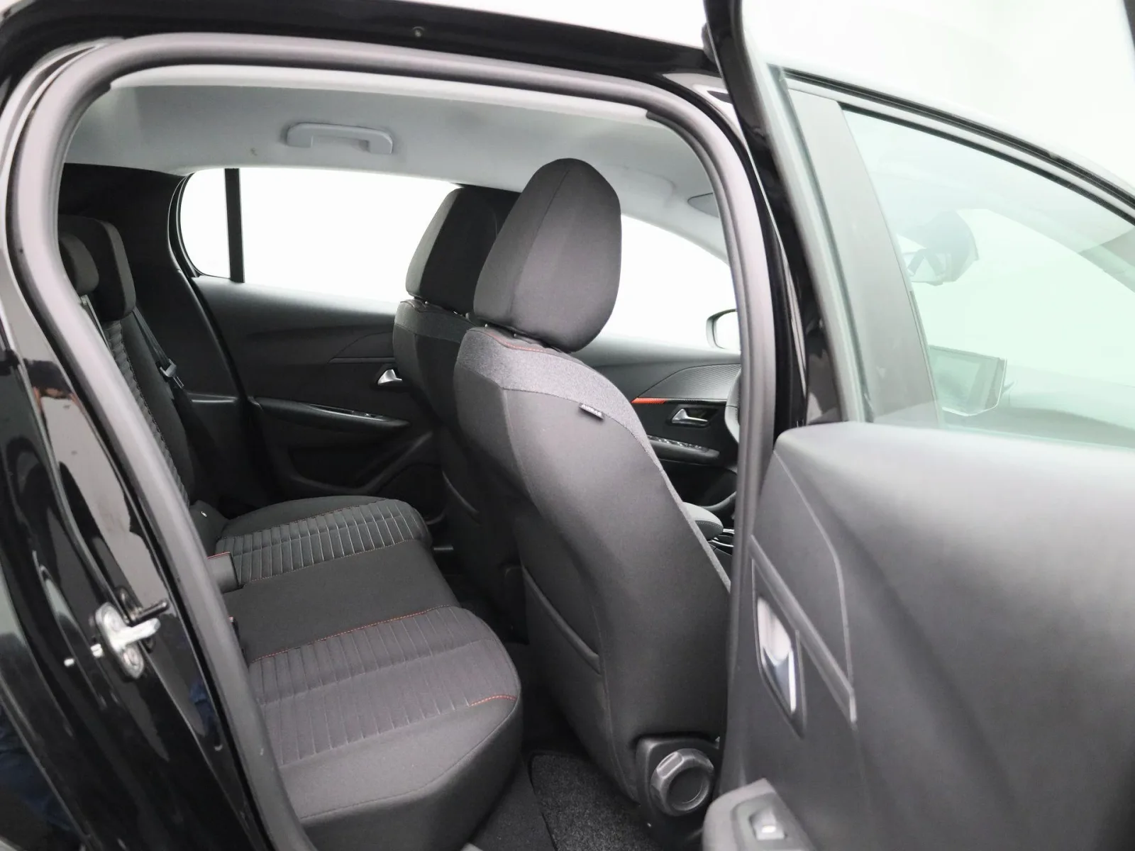 Peugeot e-208 (2023) — foto 1