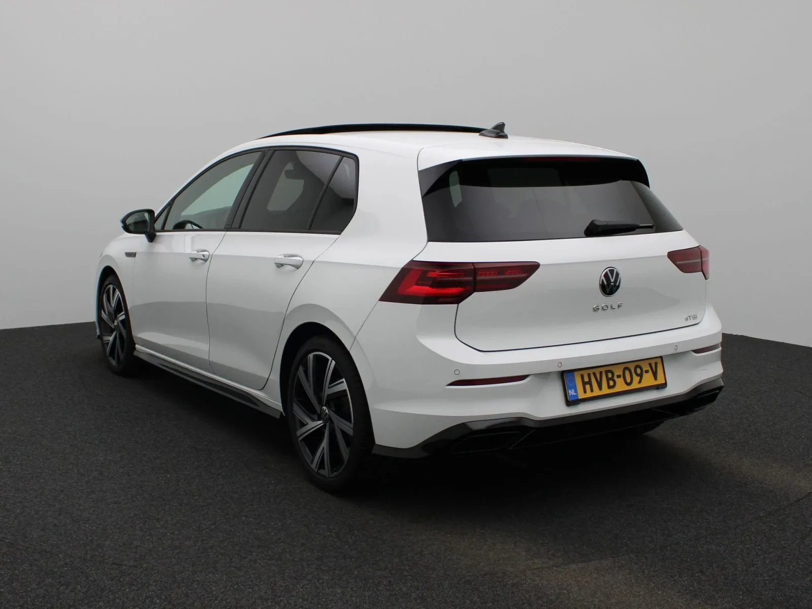 Volkswagen Golf (2024) — foto 1