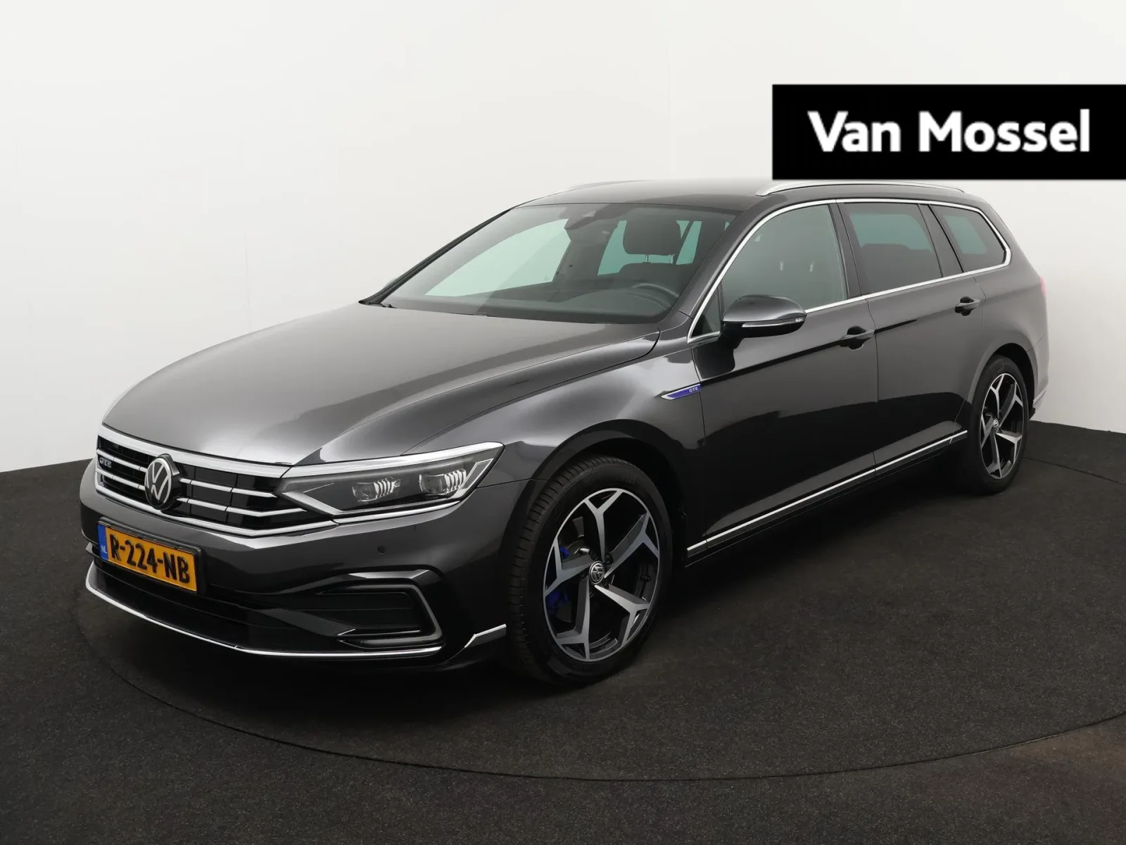 Volkswagen Passat (2023) — foto 1