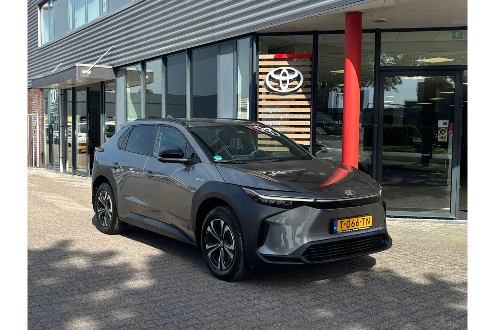 Toyota bZ4X (2023) — foto 1