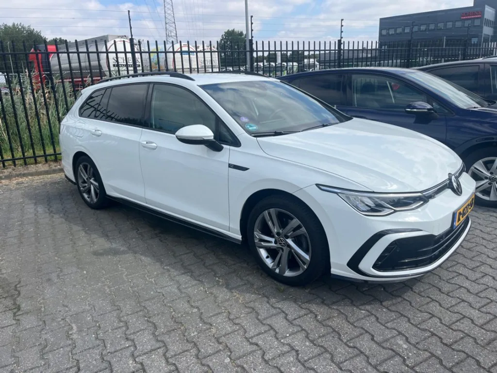 Volkswagen Golf (2022) — foto 1