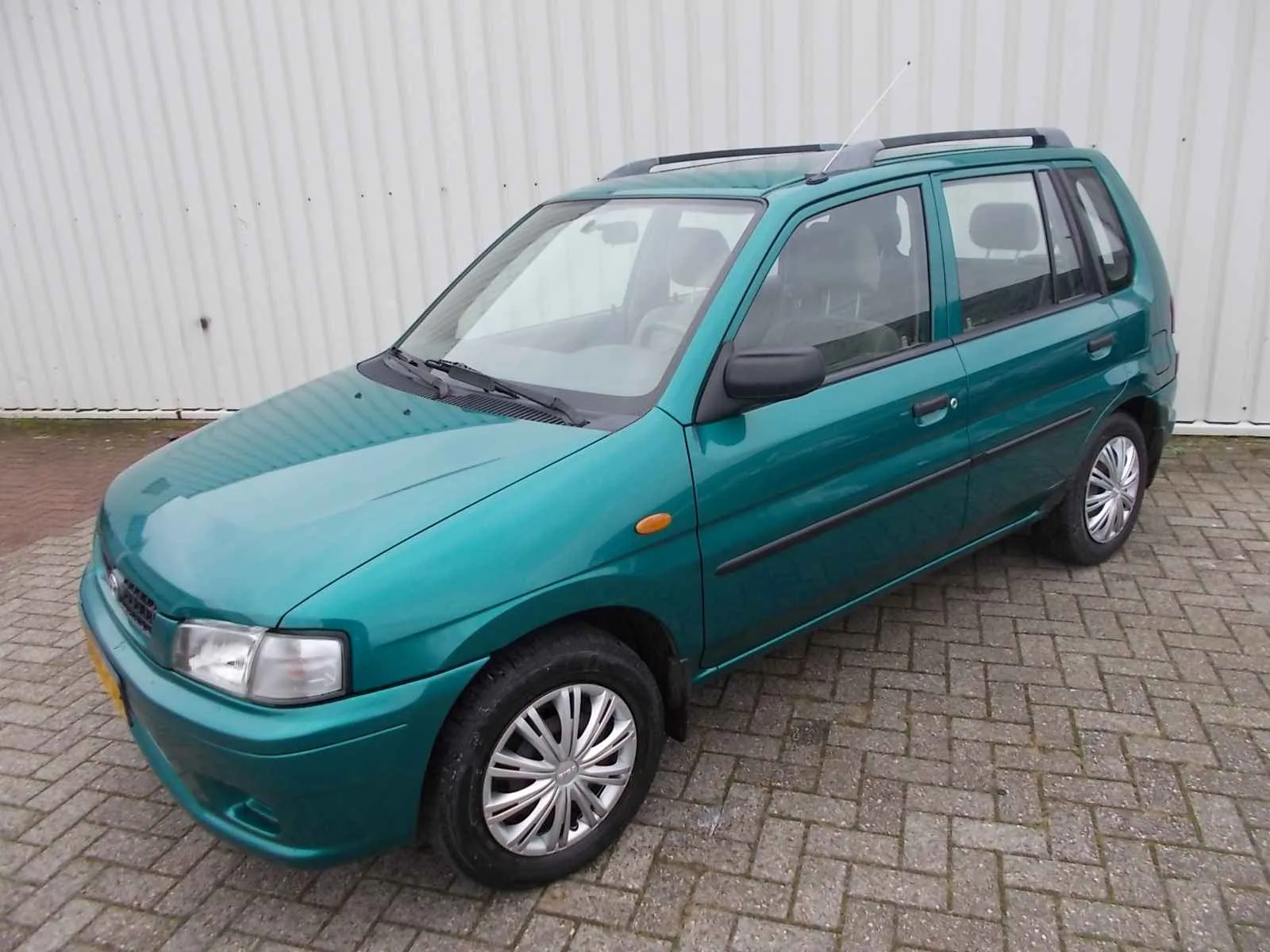 Mazda Demio (1999) — foto 1