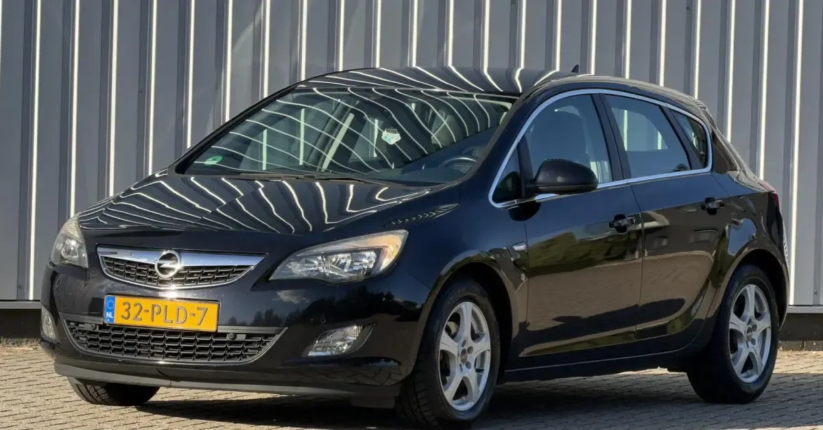 Opel Astra (2011) — foto 1
