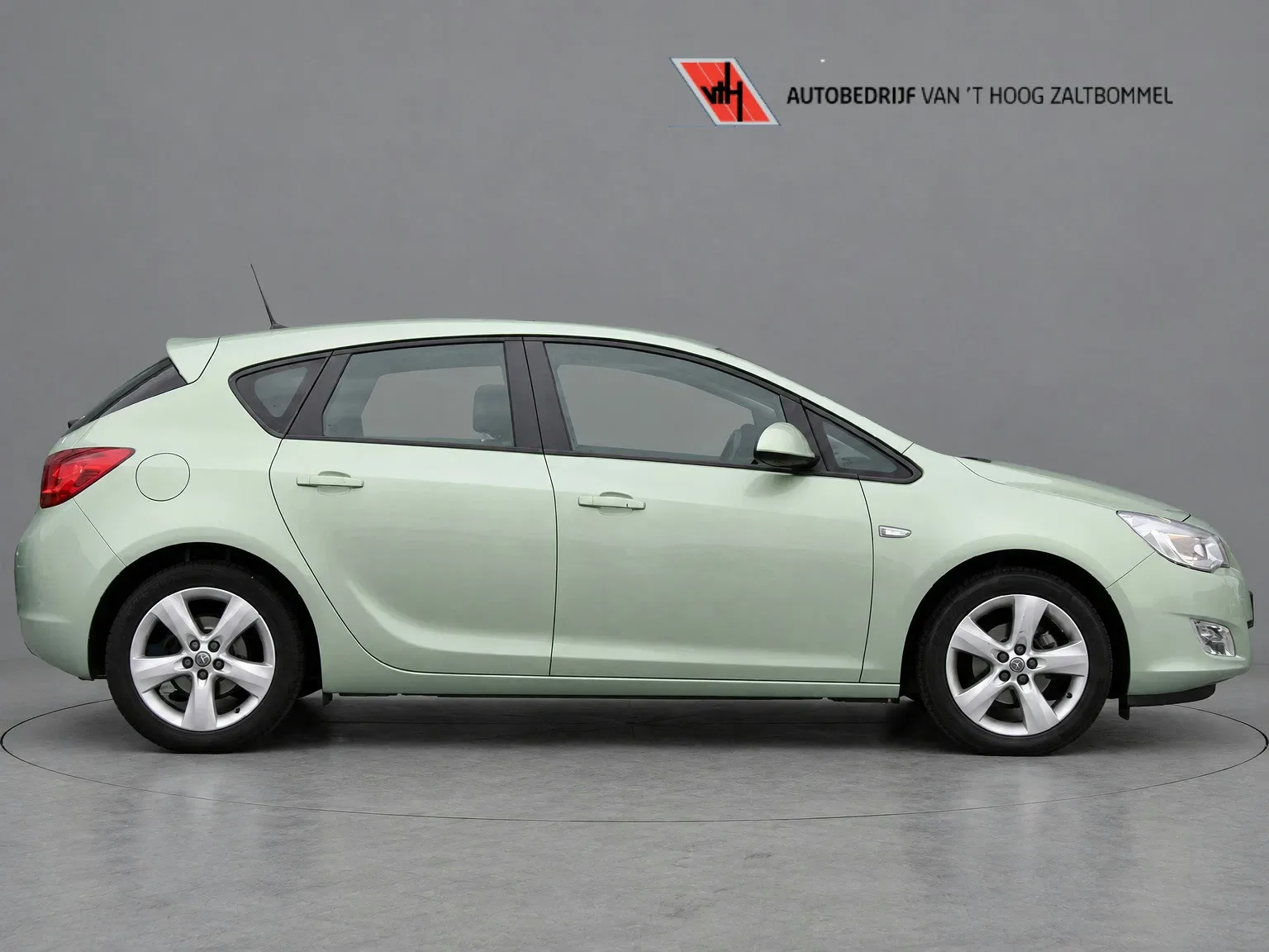 Opel Astra (2011) — foto 1