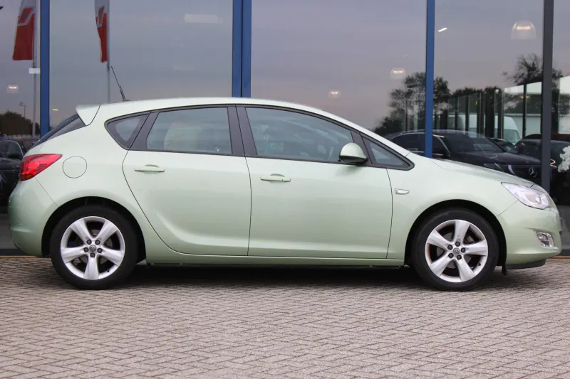 Opel Astra (2011)