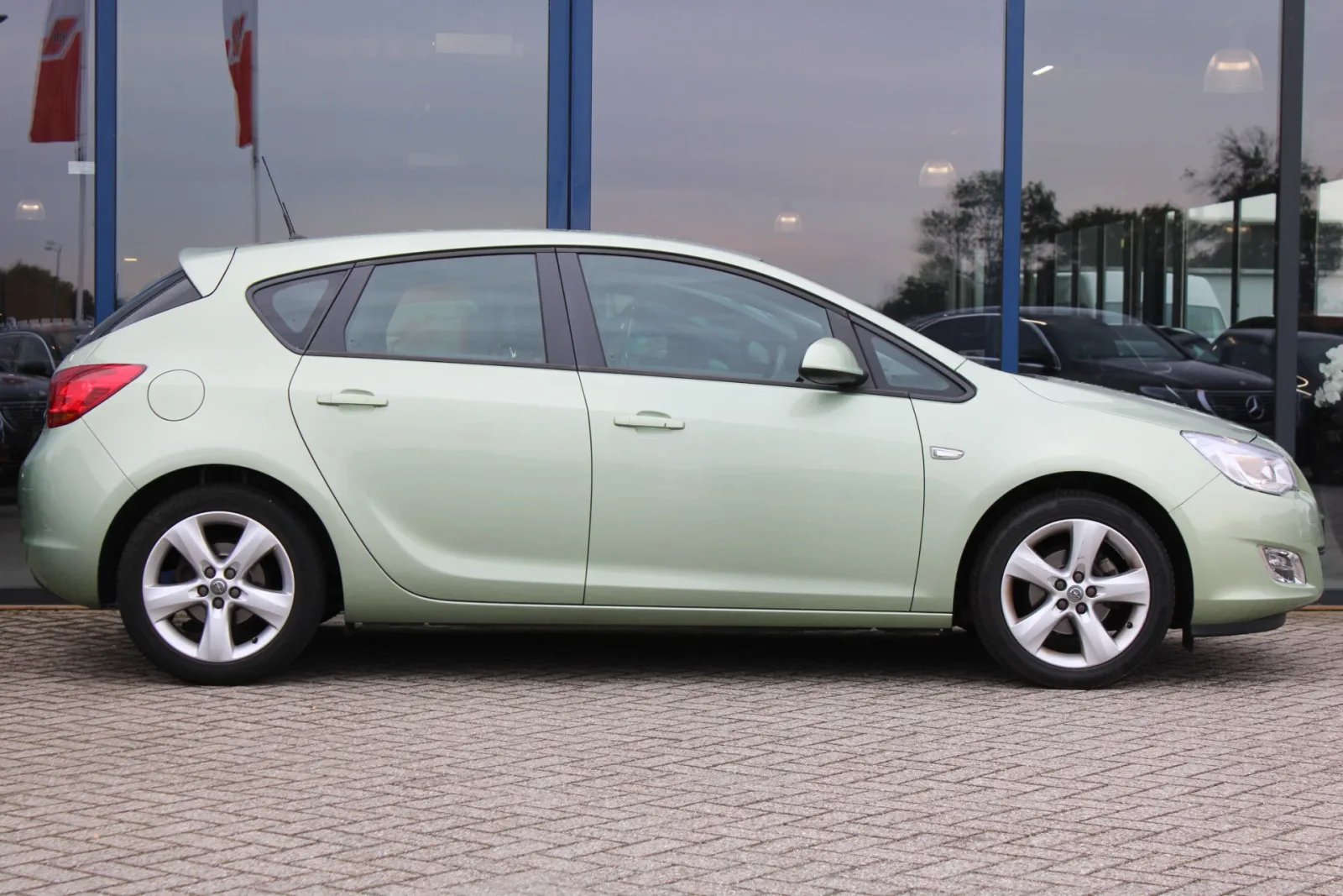 Opel Astra (2011) — foto 1