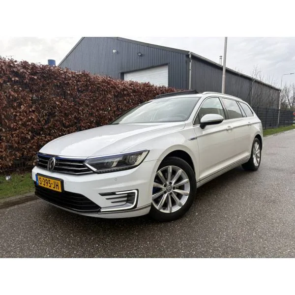 Volkswagen Passat (2017) — foto 1
