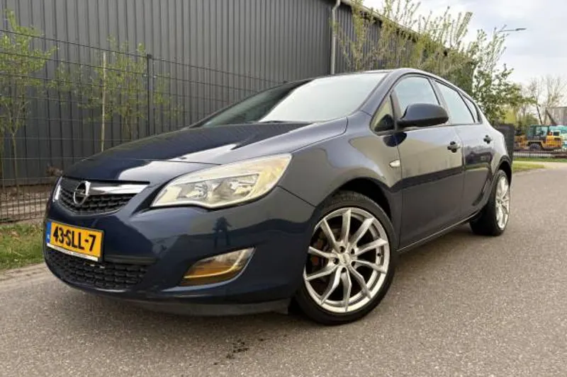 Opel Astra (2011)