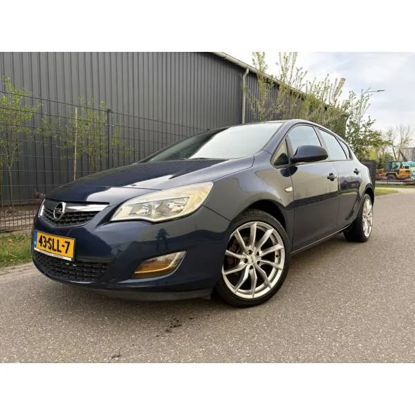 Opel Astra (2011) — foto 1