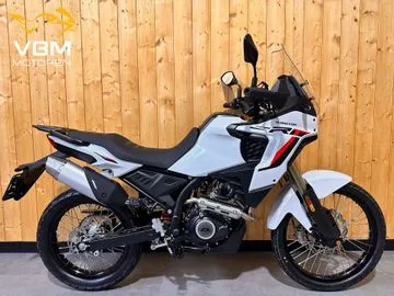 QJ Motor SRT 125 DX (2026) — foto 1