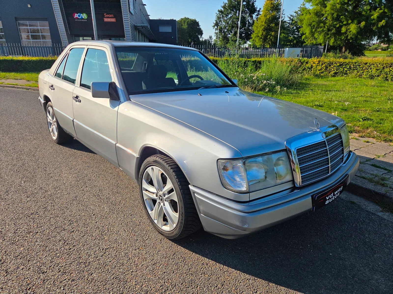 Mercedes-Benz 200-500 (1992) — foto 1