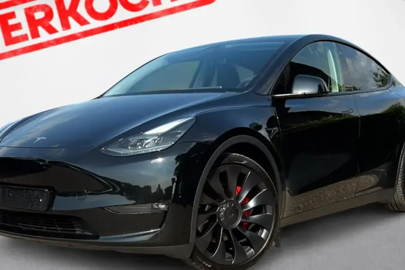 Tesla Model Y (2024)