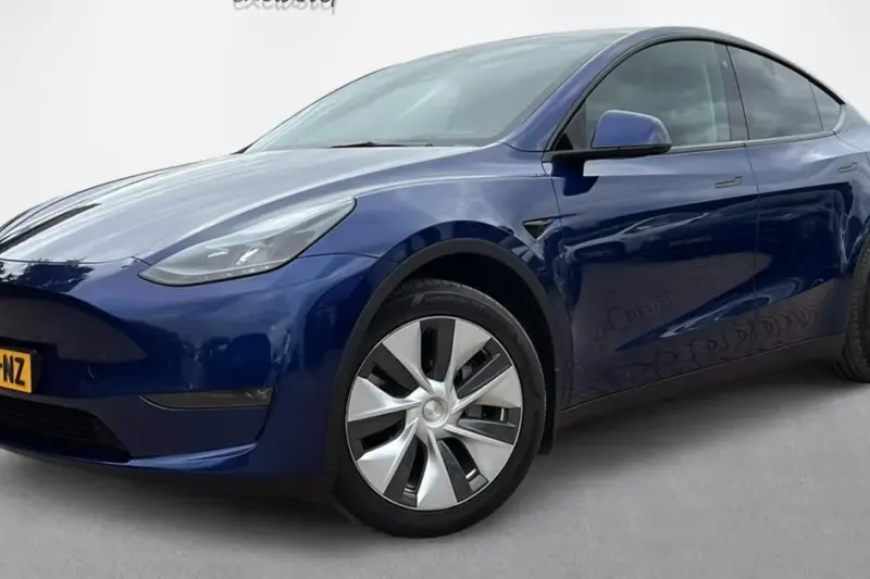 Tesla Model Y (2023)